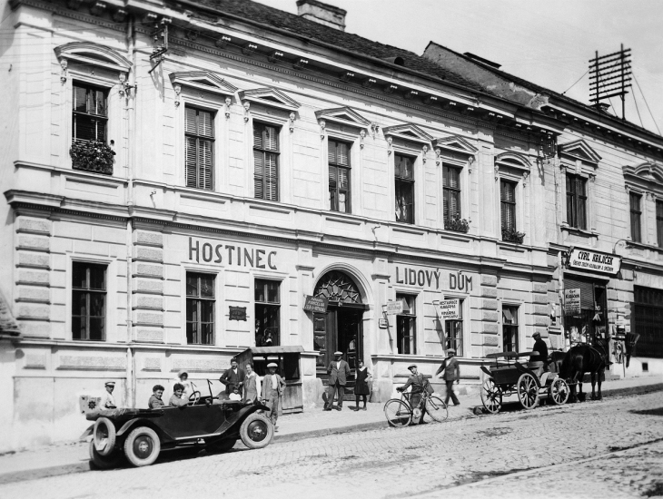 Budova Lidového domu v dnešní ulici Bří Lužů, foto neznámý autor kol. 1930