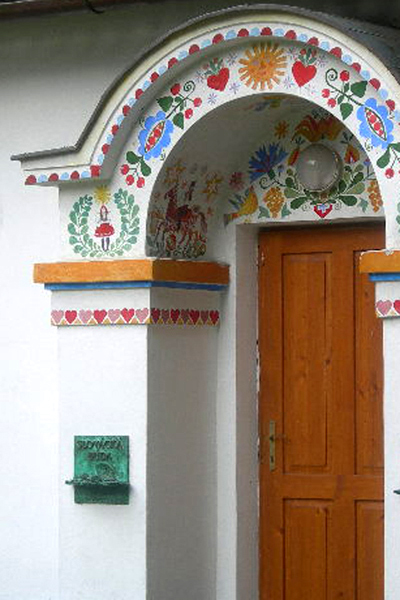 Žúdro Slovácké búdy v Uh. Hradišti postavené u příležitosti výstavy Slovácko 1937 (současný ornament: Moarch Eveno)