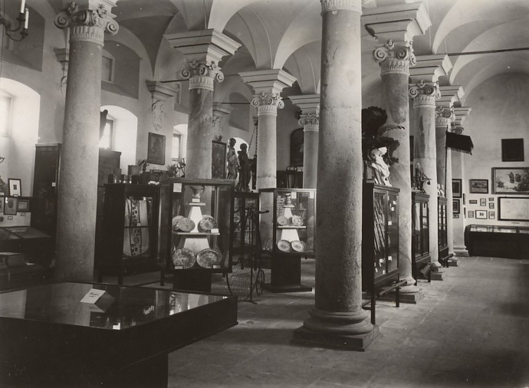 Expozice historie města instalovaná ve sloupovém sále Baraníku ve 30. letech 20. století