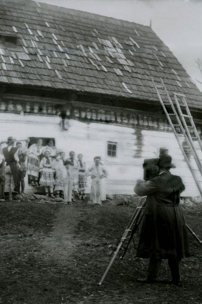 Film Tanec před kamerou přibližuje v archivních záběrech filmovou činnost Františka Pospíšila (MZM, Brno).